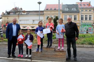 Zlatan Kostić i Dragan Zdravković uručuju medalje i diplome pobednicima